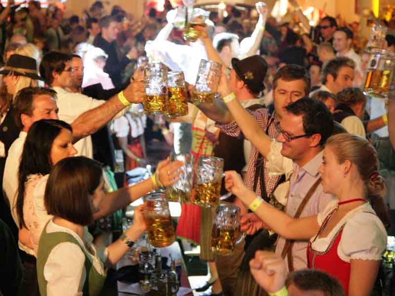 Tolle Stimmung im „Wiesnzelt“ (Foto: wiesnzelt) Tolle Stimmung im „Wiesnzelt“ (Foto: wiesnzelt)